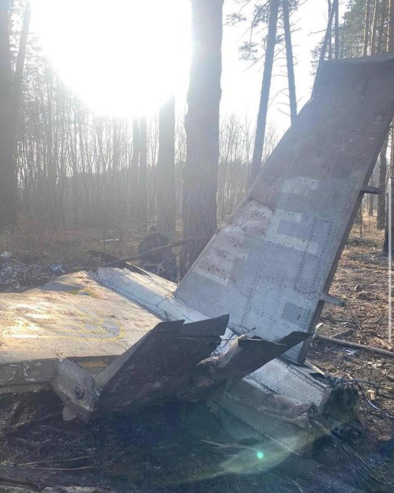 Пілот ЗСУ Матуляк зміг відвести падаючий літак від населеного пункту, чим врятував життя сотень людей на Київщині 03