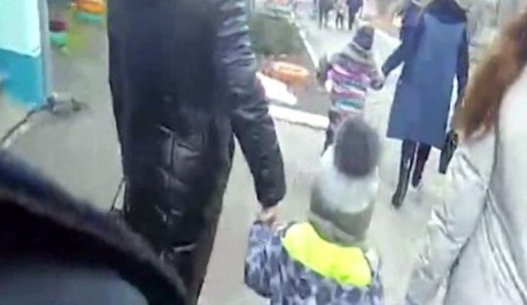 Евакуація дітей та персоналу із дитячого садочка, що потрапив під обстріл військ РФ у Станиці Луганській. ВІДЕО+ФОТОрепортаж