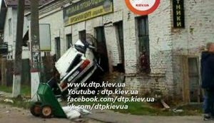 Водитель на "Волге" влетел в дом в Новых Петровцах под Киевом. ФОТО