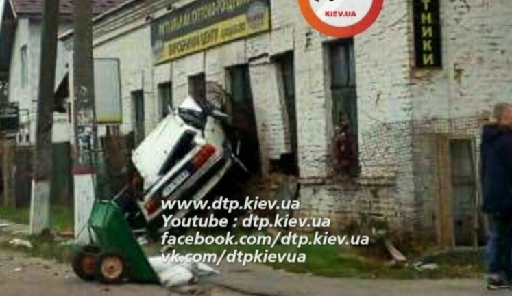 Водитель на "Волге" влетел в дом в Новых Петровцах под Киевом. ФОТО