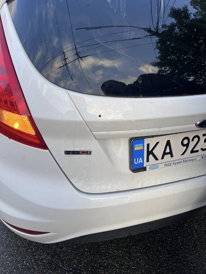 Невідомий вистрілив в авто ветеранки Дворецької у Києві