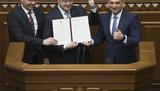 Порошенко подписал закон, закрепляющий в Конституции курс Украины в ЕС и НАТО