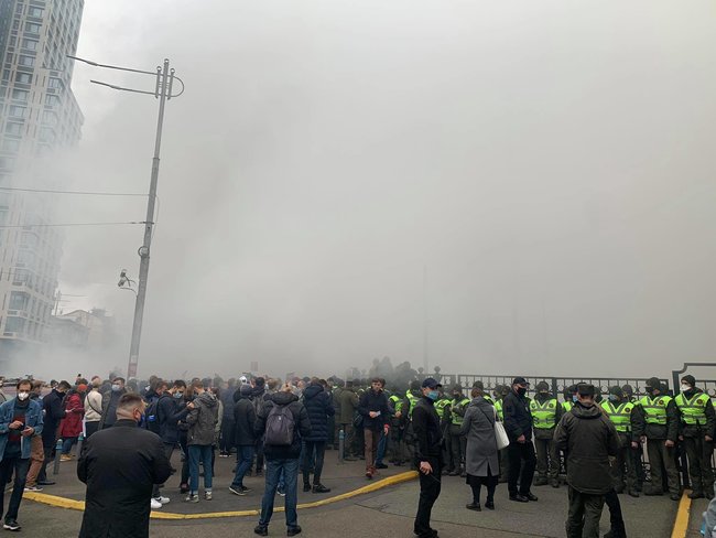 Protesters throw smoke bombs at Ukraines Constitutional Court 07