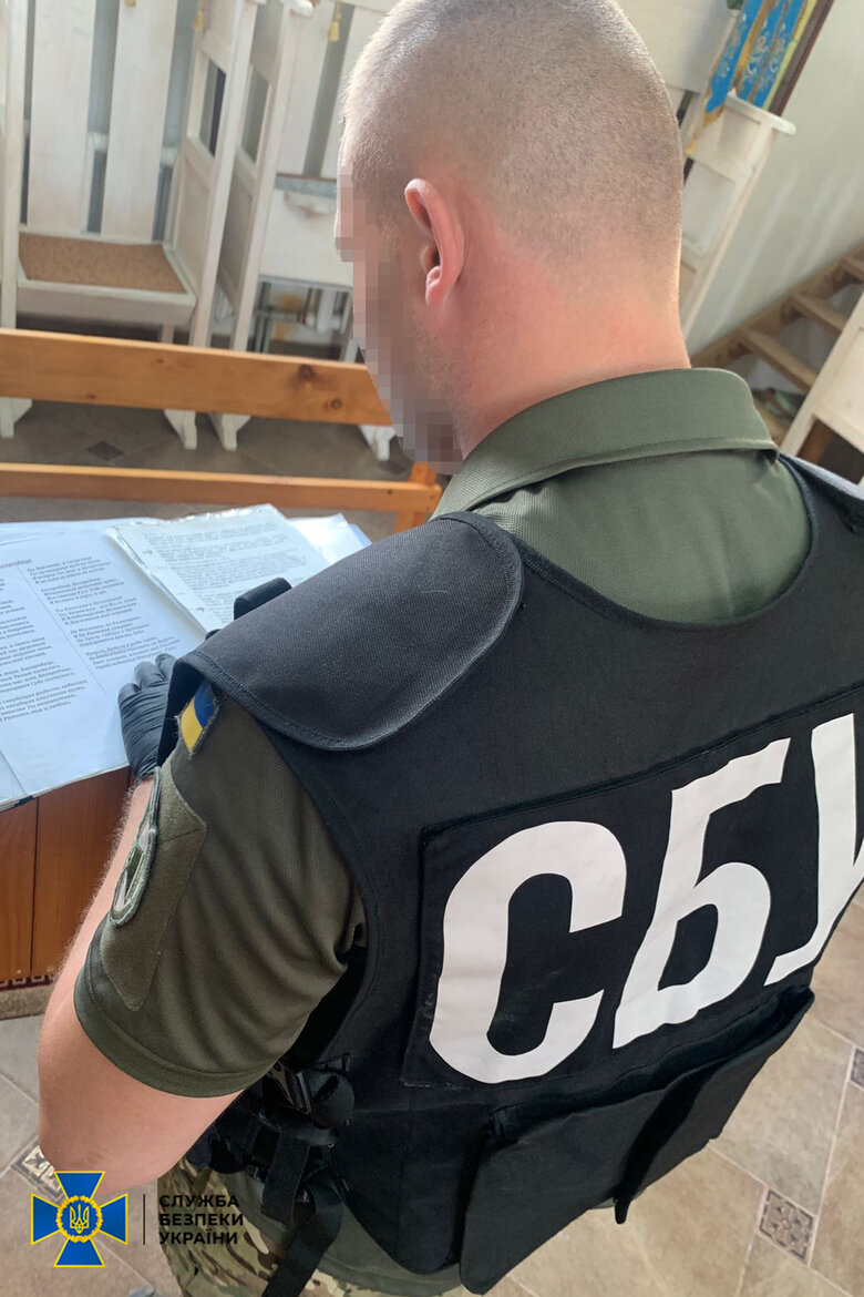 На Закарпатті кума дружини Медведчука, священника УПЦ МП викрили на пропаганді комунізму 10
