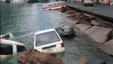 Японская трагедия: на восточном побережье страны обнаружено до 300 тел погибших