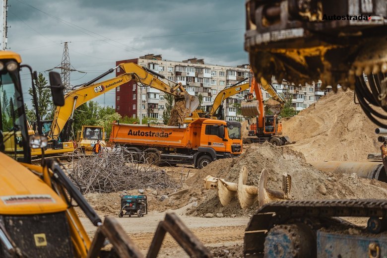 У Києві біля станції метро "Чернігівська" демонтували аварійний міст