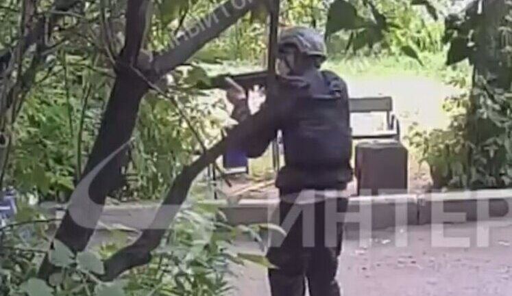 Russian survivor of war in Ukraine stages his own ’SMO’ outside home in Chelyabinsk – in helmet, vest and with assault rifle. VIDEO