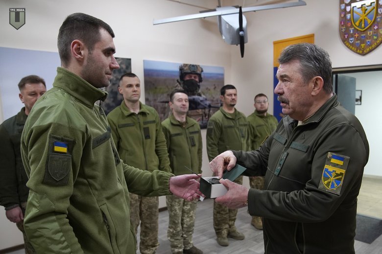 Кузьмук нагороджує воїнів