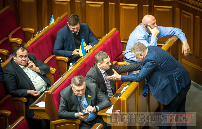 Напівпорожній зал Ради й дорога сумка Рибчинського - день роботи ВР 17 січня 03 Напівпорожній зал Ради й дорога сумка Рибчинського - день роботи ВР 17 січня 03