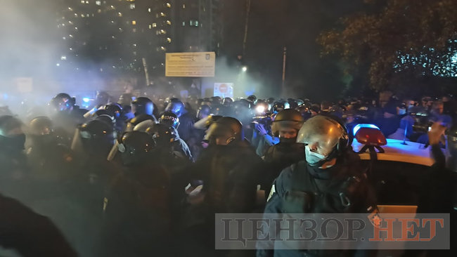 Под Шевченковским судом - столкновения с полицией 23