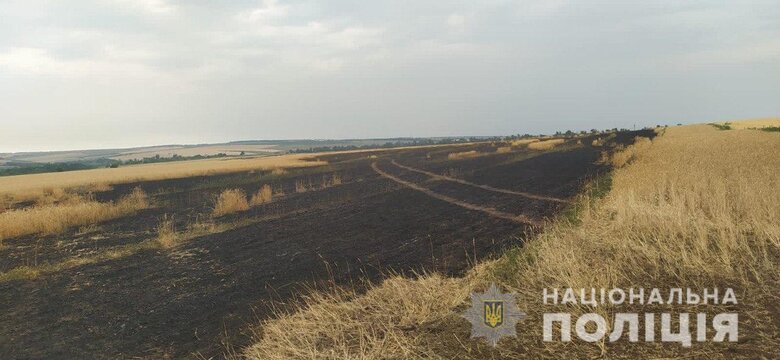 За сутки на Донетчине были разрушены дома, горели поля с пшеницей. В Бахмуте рашисты попали в спорткомплекс и стадион, - Нацполиция 06