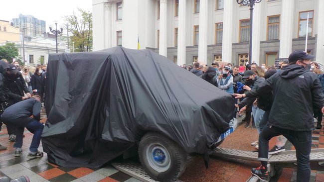 Protesters burn down old police vehicle in front of Ukrainian Parliament 01