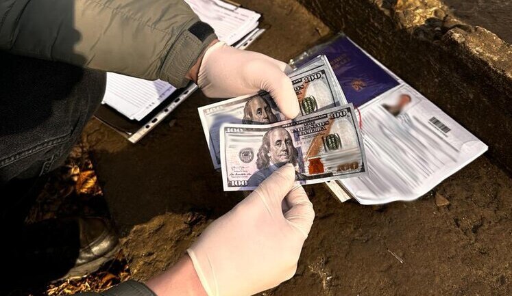 $3,5 тис. за працевлаштування з бронюванням: викрито працівника стратегічного підприємства у Львові, - Нацполіція. ФОТОрепортаж