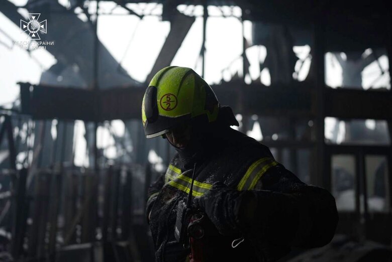 Удар по Києву 2 січня: постраждало 50 осіб, рятувальники ліквідували пожежу на складах у Подільському районі 03