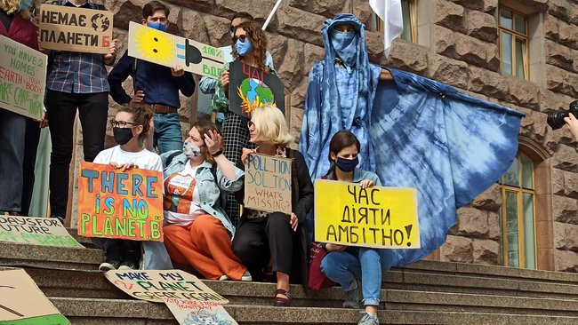 Страйкуй, кохай, клімат захищай: Активисты возле КГГА требовали уменьшить влияние климатического кризиса на жизнь людей 01