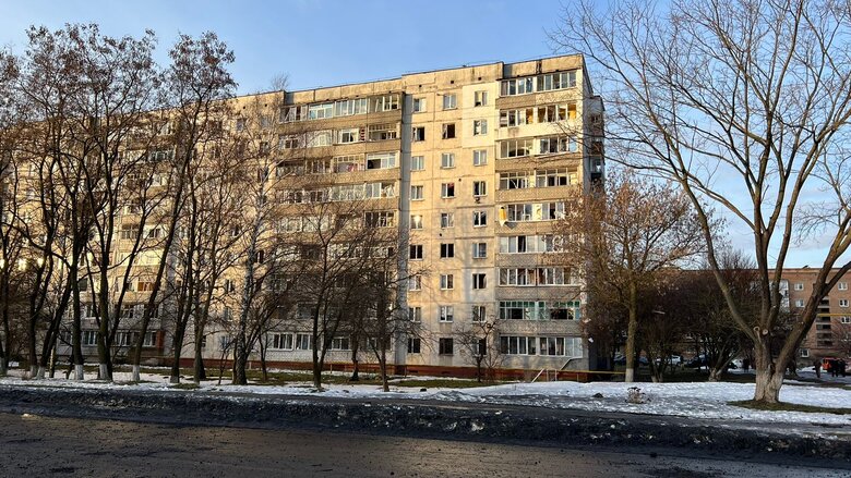 Наслідки ракетного удару по Конотопу: пошкоджено житлові будинки, приміщення СТО, 3 особи дістали поранення 08