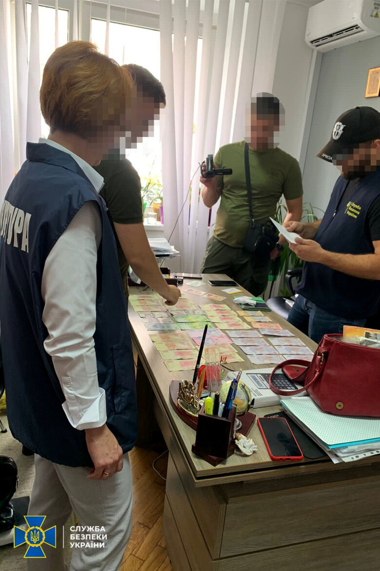 Чиновниця Львівської міськради із спільниками підозрюється у нелегальному переправленні призовників за кордон. Вилучено 8 млн грн, - СБУ 01