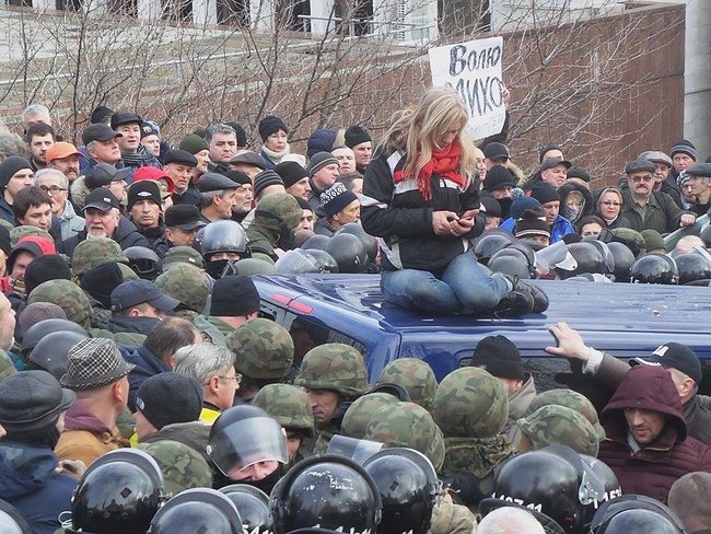 Автомобіль зі Саакашвілі заблоковано, поліція спробувала прорватися, але безуспішно, застосовується газ 23
