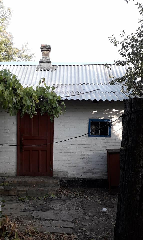 Морские пехотинцы отремонтировали поврежденную осколками крышу в доме волонтерки 06