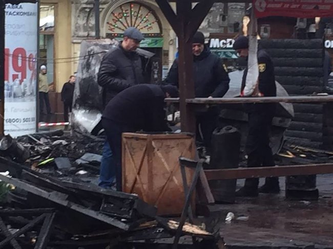 На ярмарку в центрі Львова сталася пожежа, вибухнули балони з газом, є постраждалі 14 На ярмарку в центрі Львова сталася пожежа, вибухнули балони з газом, є постраждалі 14