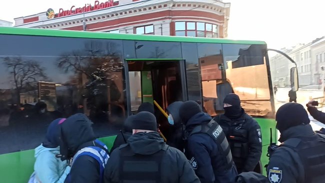 У Києві спробували провести акцію протесту проти насильства з боку правих екстремістів: мітингувальників затримала поліція за порушення локдауну 03