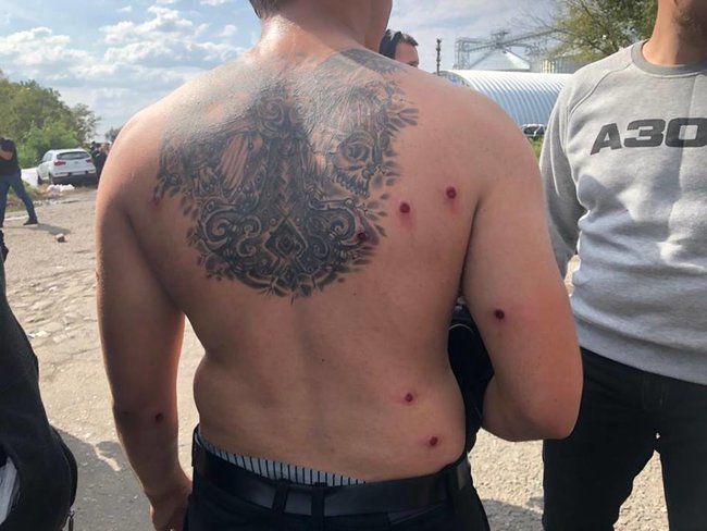 Рейдерське захоплення фермерського господарства на Харківщині - поранено 7 осіб, затримано одного з тітушок, банду блоковано 02 Рейдерське захоплення фермерського господарства на Харківщині - поранено 7 осіб, затримано одного з тітушок, банду блоковано 02