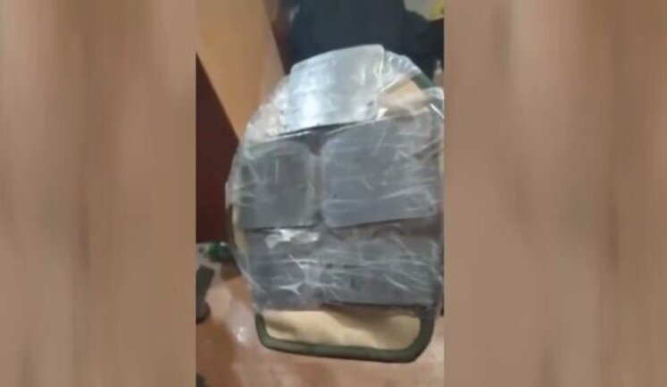 Warriors showed protective plates of trophy body armor, parts of which are wrapped with tape: "This can protect against knife and small shrapnel". VIDEO