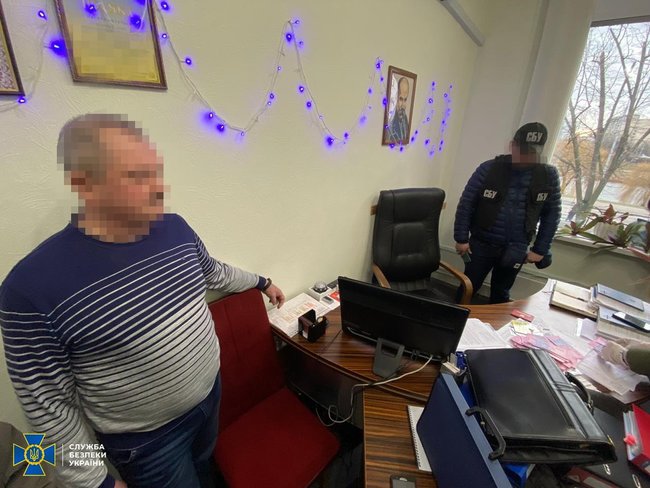 В Киеве чиновник коммунального предприятия задержан при получении 24 тыс. грн взятки за согласование размещения рекламы, - СБУ 01