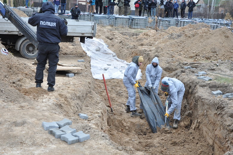 В Бучі ексгумують з братської могили тіла вбитих росіянами мирних жителів: Майже всі з вогнепальними пораненнями, деякі із завязаними руками та ногами 10