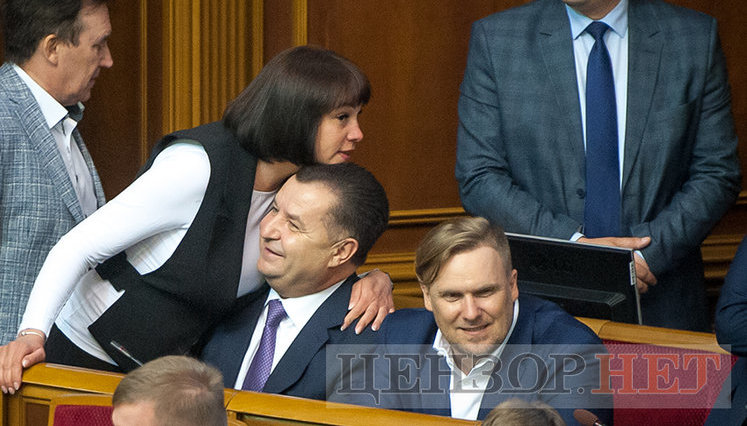 Ляшко і Богуслаєв вивчають газету, Семерак в оточенні нардепів та обійми Ричкової і Полторака, - день роботи ВР 18 травня. ФОТОрепортаж