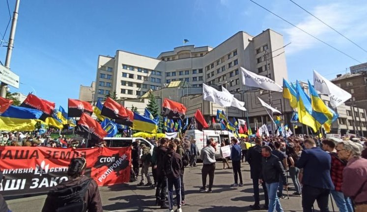 "Продамо землю - втратимо Україну!": Активісти пікетують КС з вимогою скасувати запуск ринку землі. ВІДЕО+ФОТОрепортаж