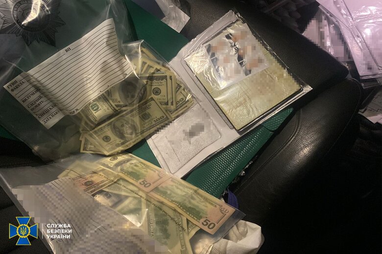 Затримано посадовця військкомату на Полтавщині, який за хабарі допомагав чоловікам ухилятися від мобілізації, - СБУ 03