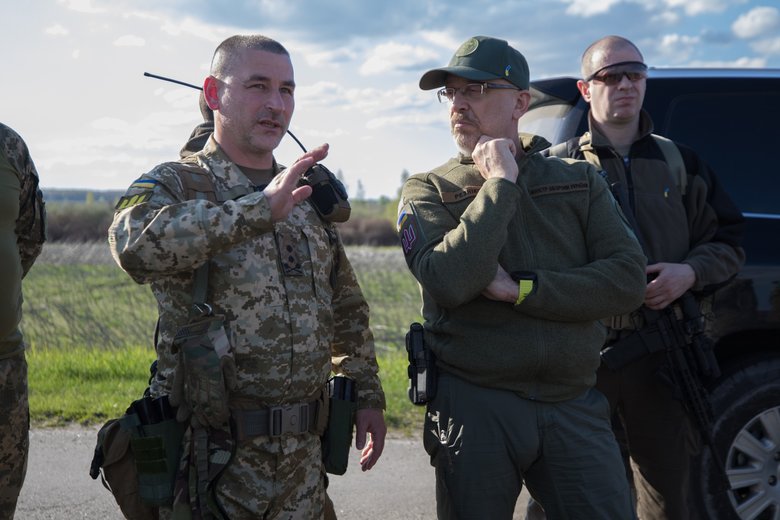 Резніков відвідав Чернігівщину та вручив нагороди захисникам 10