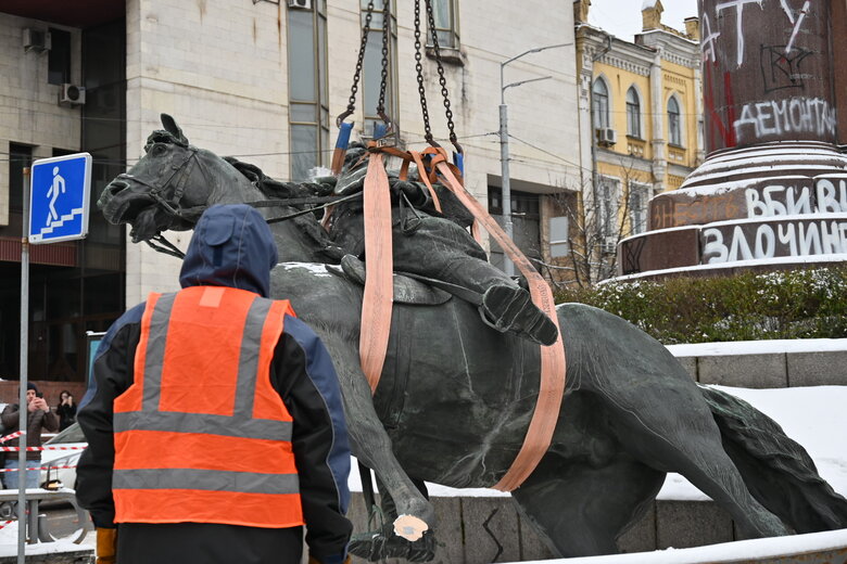 Демонтаж памятника Щорсу в центре Киева 04