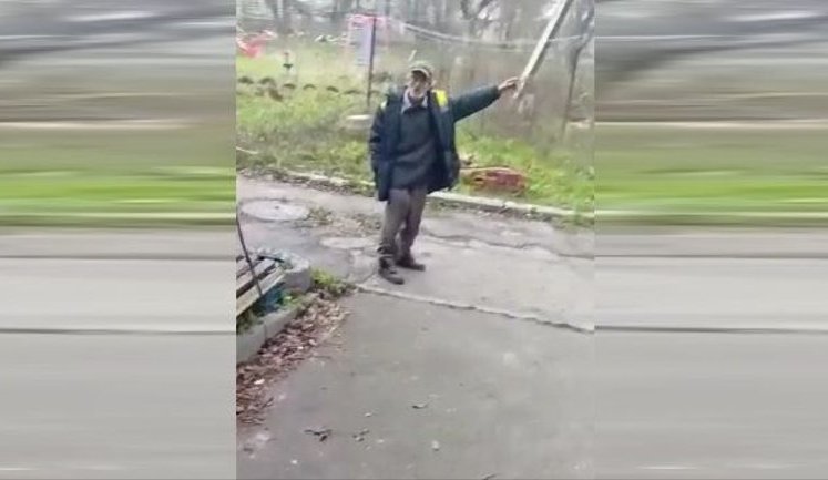 Пожилой мужчина ругает оккупанта, стоящего у подъезда многоэтажки: "Сволочи! Уходите и нех#й сюда приходить! За своей Россией смотрите". ВИДЕО