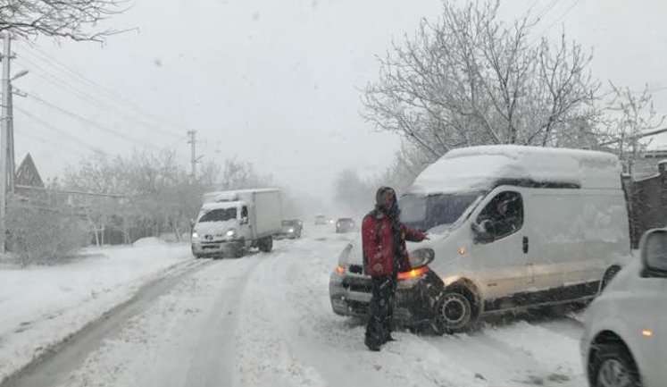 Heavy snow shower in Dnipro City: gridlock on roads, airport closed. PHOTOS
