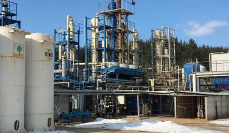 Росіяни ракетним ударом зруйнували найбільший міні-НПЗ в Україні