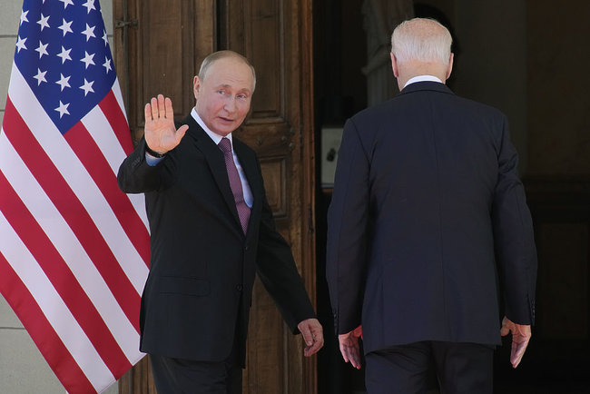 Байден і Путін проводять зустріч у Женеві: Переговори у вузькому складі завершені, продовжувалися майже 2 години 06
