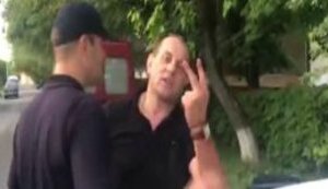 "Педик ти нагуляний, бл#дь! Мразь! Петух гамбургзьский! Будеш в жопу #баний!", - пьяный закарпатский гаишник снес на машине забор детского сада. ВИДЕО
