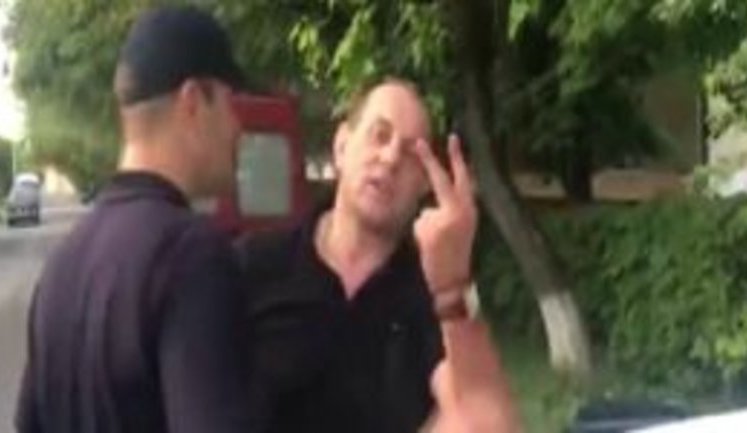 "Педик ти нагуляний, бл#дь! Мразь! Петух гамбургзьский! Будеш в жопу #баний!", - пьяный закарпатский гаишник снес на машине забор детского сада. ВИДЕО
