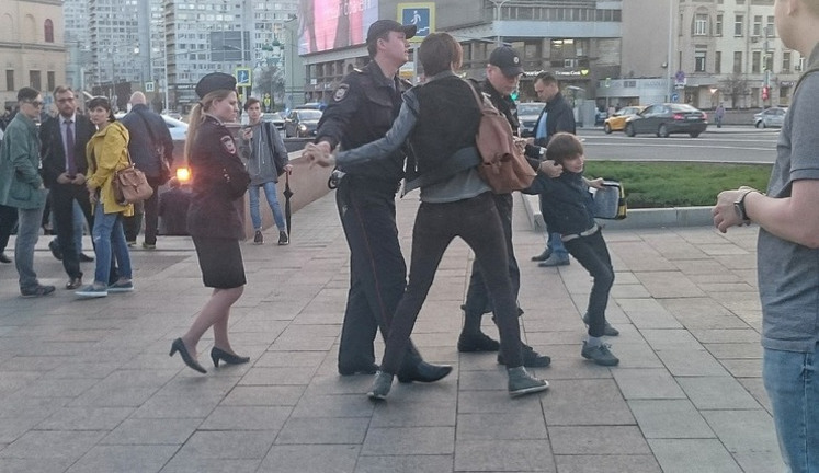 В центре Москвы полицейские задержали 10-летнего мальчика, декламировавшего "Гамлета". ФОТО