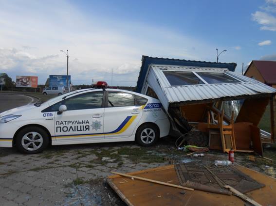 Автобус снес пост полиции в Сарнах из-за ДТП 01 Автобус снес пост полиции в Сарнах из-за ДТП 01