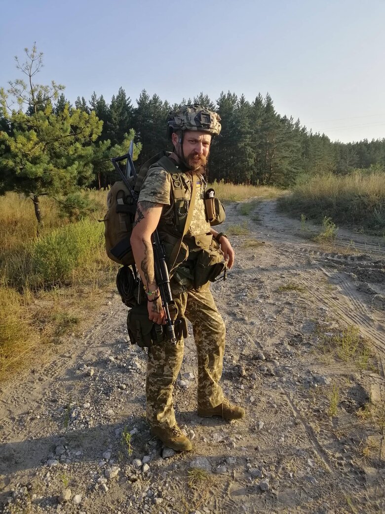 Якоїсь миті снаряд прилетів мені в ноги. Я знепритомнів. І мій товариш, побачивши це, вирішив, що я двохсотий, - Олексій Притула 06