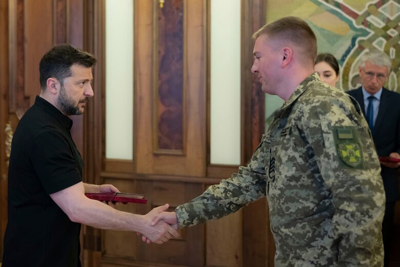 Зеленский вручил награды