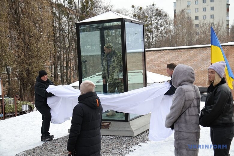 Памятник Герою Украины Александру Мациевскому, расстрелянному оккупантами за слова Слава Украине, открыли в Киеве 08