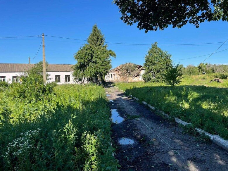 Последствия удара по Эсманьской громаде Сумщины: Разбитая школа и сельхозпредприятие 03