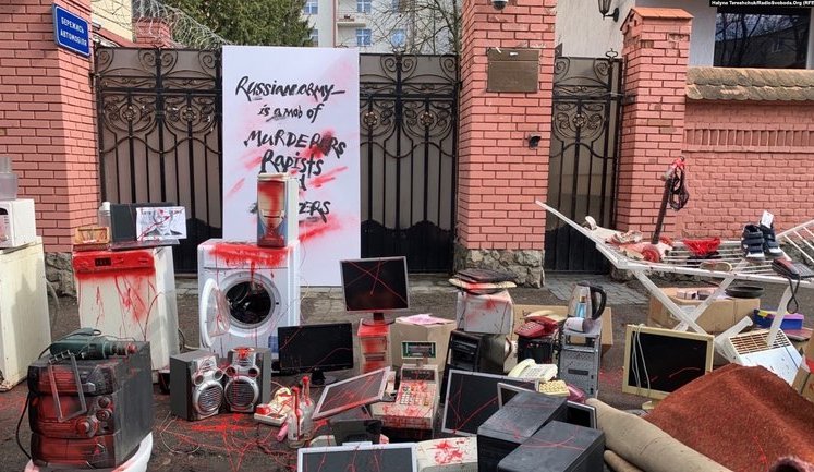 "Bloody" equipment, carpets, dog house and toilet brought to Russian consulate in Lviv. PHOTOS