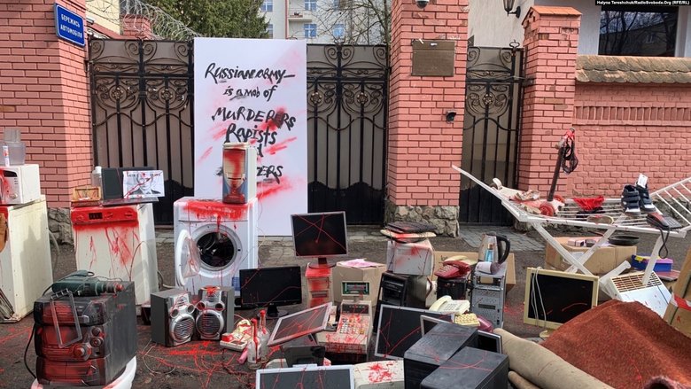 Під російське консульство у Львові принесли закривавлену техніку, килими, собачу буду й унітаз 01