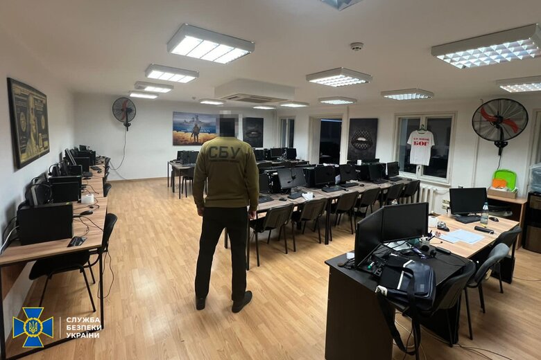 За добу СБУ та Нацполіція ліквідували понад 100 шахрайських call-центрів по всій Україні 01 За добу СБУ та Нацполіція ліквідували понад 100 шахрайських call-центрів по всій Україні 01