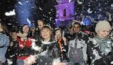 &amp;quot;Площадь ангелов&amp;quot; - французы высыпали на Софиевскую площадь тонну перьев. ФОТорепортаж.
